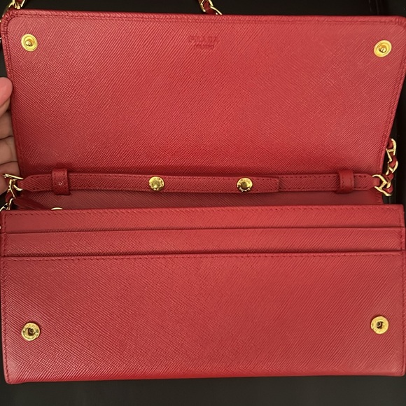 Red Prada wallet on chain - Picture 2 of 5